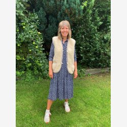  "Hygge"  Beige ULD vest med bl zig zag kanter, til VOKSNE 