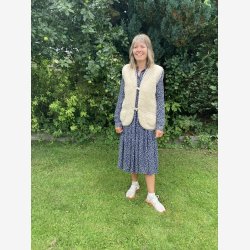  "Hygge"  Beige ULD vest med bl zig zag kanter, til VOKSNE 