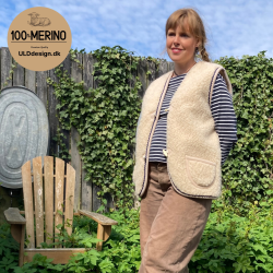  "Hygge"  Beige ULD vest med bl zig zag kanter, til VOKSNE 