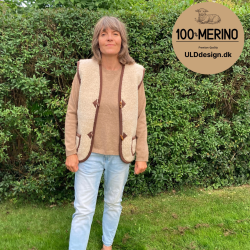 "Hygge" Beige ULD vest med brune kanter, knapper og lommer til VOKSNE
