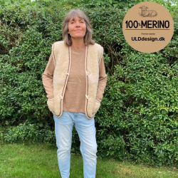  "Hygge"  Beige ULD vest med brune zig zag kanter, til VOKSNE 