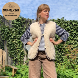  "Hygge"  Beige ULD vest med bl zig zag kanter, til VOKSNE 