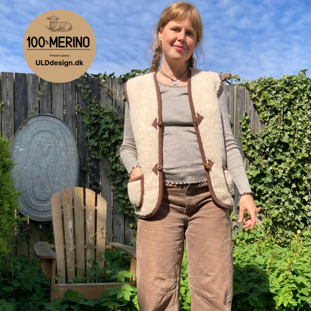 "Hygge" Beige ULD vest med brune kanter, knapper og lommer til VOKSNE