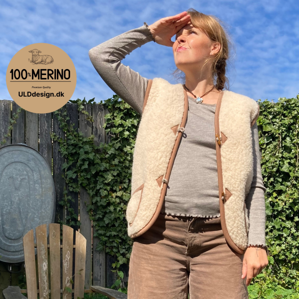  "Hygge" Beige ULD vest med camel kanter, knapper og lommer til VOKSNE