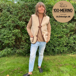 "Hygge" Beige ULD vest med brune kanter, knapper og lommer til VOKSNE