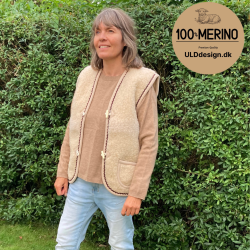 "Hygge"  Beige ULD vest med brune zig zag kanter, til VOKSNE 