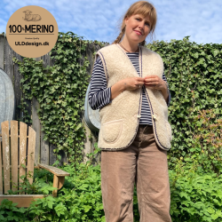  "Hygge"  Beige ULD vest med bl zig zag kanter, til VOKSNE 