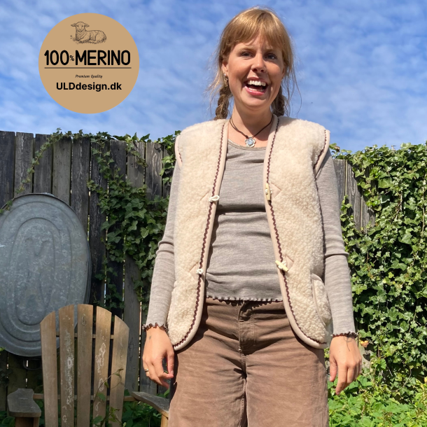  "Hygge"  Beige ULD vest med brune zig zag kanter, til VOKSNE 