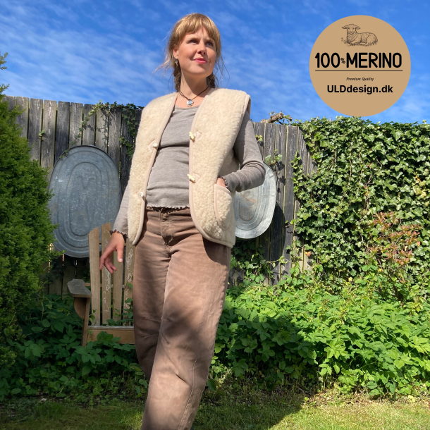 "Hygge" Beige ULD vest med knapper og lommer, til VOKSNE