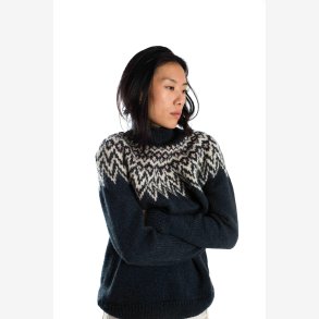 Hndstrikket sweater med hj hals