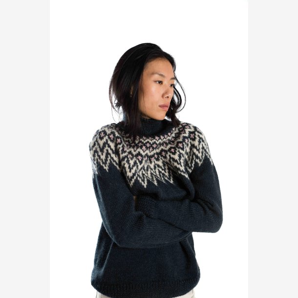 Håndstrikket sweater med høj hals