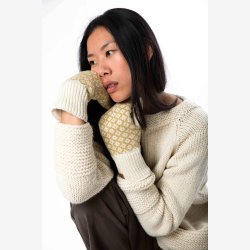 H�ndstrikket beige sweater i 100% merino 