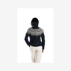 Hndstrikket sweater med hj hals