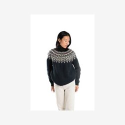 Hndstrikket sweater med hj hals