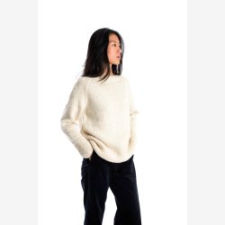 H�ndstrikket beige sweater i 100% merino 