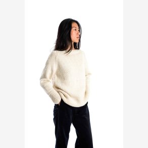H�ndstrikket beige sweater i 100% merino 